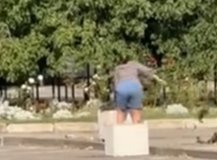 У Козятині жінка вчинила акт вандалізму біля міської ради