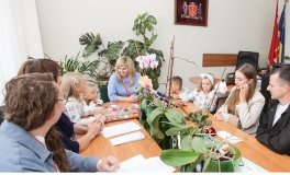 Сім’ї Вінницької громади, які усиновили дітей, отримали матеріальну допомогу від міської ради