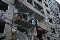 Кличко оглянув житловий будинок в Дніпровському районі, що постраждав вночі від ворожого обстрілу, та поспілкувався з мешканцями