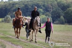 Іпотерапія для захисників: у Вінниці бійців поліції та Нацгвардії лікують коні