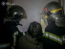 Сміливі дії рятувальників: у Вінниці під час пожежі врятовано жінку