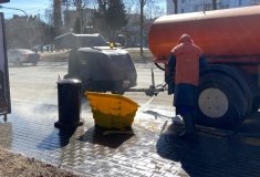 У Вінниці після зими миють зупинки громадського транспорту