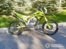 У Ладижині 15-річний мотоцикліст збив двох дівчат на переході: поліція розслідує ДТП