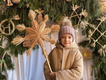 Жива традиція з рогози: у Вінницьких Хуторах створювали символічні зірки власноруч