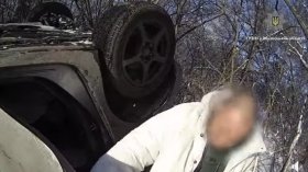 Поліцейський офіцер громади на Вінниччині допоміг пораненому військовому та його дружині після ДТП