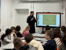 Поліцейські навчають школярів безпеці та взаємоповазі