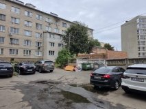 У Вінниці водіїв просять не паркувати авто біля контейнерних майданчиків