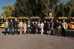 Громадам Вінниччини передали ще 12 шкільних автобусів