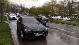 У Вінниці водій BMW вдарив інспекторку з паркування під час фіксації порушення