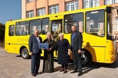 Томашпільському ліцею передали новий шкільний автобус