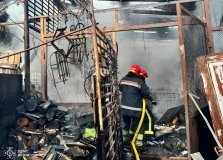 Пожежа на Амосова: рятувальники зупинили вогонь за крок до будинку