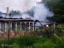 У Кармелюковому через необережність спалахнув будинок: рятувальники ліквідували пожежу