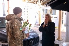 Квіти й теплі слова: прикордонники Могилів-Подільського загону привітали жінок із 8 березня