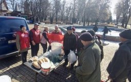 У Гайсині щонеділі роздають хліб і продукти для людей, які потребують допомоги