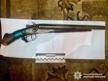 У Козятині чоловік відкрив вогонь з обрізу в під’їзді: є поранені