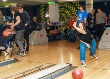 Турбота та дозвілля. Для молоді з інвалідністю у Вінниці організували похід у боулінг