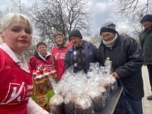 Волонтери «Української команди» привітали жителів Гайсина з Великоднем та підтримали нужденних