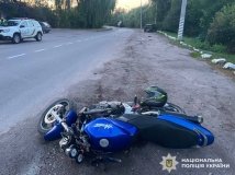 На Вінниччині мотоцикл  врізався у припарковане авто: двоє людей у лікарні