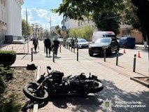 У Вінниці на Театральній зіткнулися Volvo та мотоцикл: неповнолітнього водія госпіталізували