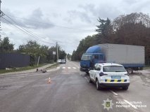 На Вінниччині вантажівка збила літнього чоловіка на самокаті