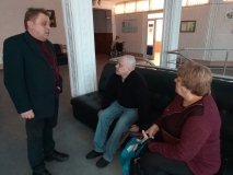 У вінницькому пансіонаті для людей з інвалідністю незрячі отримали подарунки і запрошення на концерти 