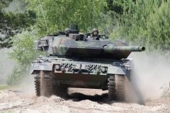 Обіцяні Канадою танки Leopard 2 для України прибули до Польщі