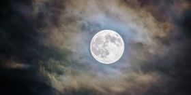 Повня 31 жовтня. Чому сьогоднішній Блaкитний Місяць ввaжaють небезпечним? 