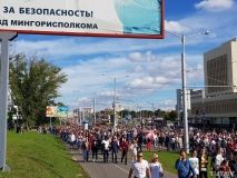​ ​У різних містах білорусі тривають акції протесту. Сьогодні, 13 вересня, у центрі Мінська була помічена військова техніка, автозаки та машини з колючим дротом. А ближче до обіду у столиці Білорусі почали затримувати учасників протестних акцій.