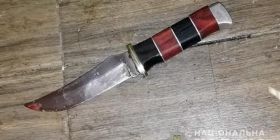 Оперативники затримали жінку, яка через ревнощі поранила ножем чоловіка