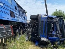 На Закарпатті зіткнулися вантажівка та пасажирський потяг. Є постраждалі