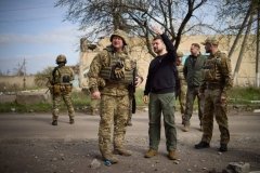Президент відвідав українських захисників на передових позиціях в Авдіївці