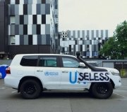 У Києві невідомі розмалювали автівки ООН - приклеїли напис "безкорисні" 