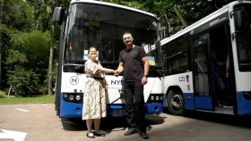 Дружба, що рухає вперед: Тампере передало Києву ще два автобуси для гуманітарних потреб