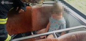 Трирічний козак у трамваї: у Вінниці рятувальники визволили хлопчика з пастки сидінь