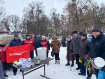 У центрі Гайсина волонтери «Української команди» щодня дарують тепло і турботу тим, хто цього потребує