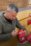 Віталій Кличко передав боксерські рукавиці з автографом для тих, хто задонатить на бандерпечі – переможців визначать рандомно