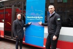 На запрошення Віталія Кличка Київ відвідав мер Гамбурга та передав допомогу – автобуси та швидкі