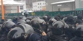 У Тверському тупику Києва зібралися правоохоронці і націоналісти