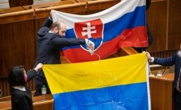 У парламенті Словаччини депутат облив водою прапор України