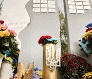 ці встановлюють пам'ятні знаки з іменами полеглих за Україну вихованців шкіл