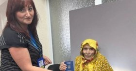 На Вінниччині жіка, якій майже 100 років, вперше оформила закордонний паспорт