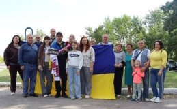 В містечку на Вінниччині урочисто зустріли земляка, який повернувся з полону