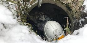 У Вінниці рятувaльники дістaли із колодязя собaку (ФОТО)