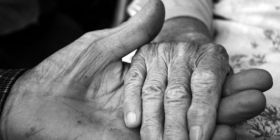 У США подружжя, яке прожило в шлюбі 70 років, померли від коронавірусу з різницею в кілька хвилин