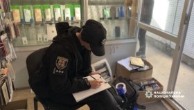 Нічний злом: у Вінниці затримали крадія, який виніс з ринку техніку та 15 телефонів