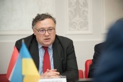 Посол Угорщини пояснив, чому його країна не дозволяє провозити зброю до України