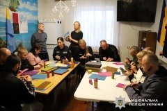 Психологи поліції Вінниччини та активісти разом з пораненими створювали декоративні свічки