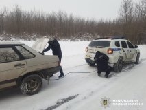 Через негоду на Вінниччині поліцейські рятують водіїв зі снігових пасток