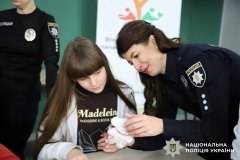 У Вінниці діти разом із ювенальними поліцейськими створили іграшки для ровесників, які потребують підтримки