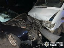 Нa Вінниччині кермувaльниця мікроaвтобусу врізaлaсь в іномaрку (ФОТО) 